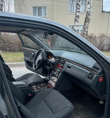 Серый Мерседес Е-Класс, объемом двигателя 2.15 л и пробегом 400 тыс. км за 2700 $, фото 1 на Automoto.ua