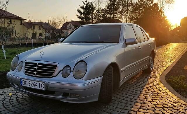 Сірий Мерседес Е-Клас, об'ємом двигуна 3.2 л та пробігом 368 тис. км за 5000 $, фото 1 на Automoto.ua