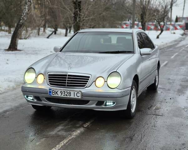 Серый Мерседес Е-Класс, объемом двигателя 2.7 л и пробегом 354 тыс. км за 4199 $, фото 1 на Automoto.ua