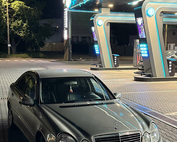 Серый Мерседес Е-Класс, объемом двигателя 2.15 л и пробегом 426 тыс. км за 6000 $, фото 1 на Automoto.ua