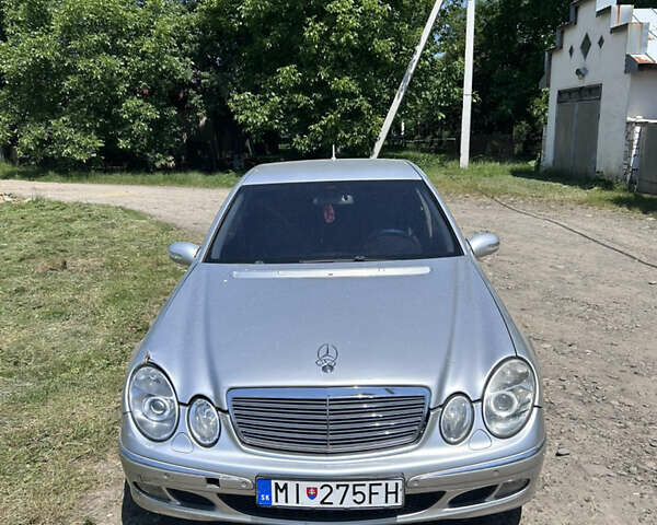 Мерседес Е-Класс 2002 в Хусте на Automoto.ua Серый Мерседес Е-Класс, объемом двигателя 2.2 л и пробегом 300 тыс. км за 3100 $, фото 1 на Automoto.ua