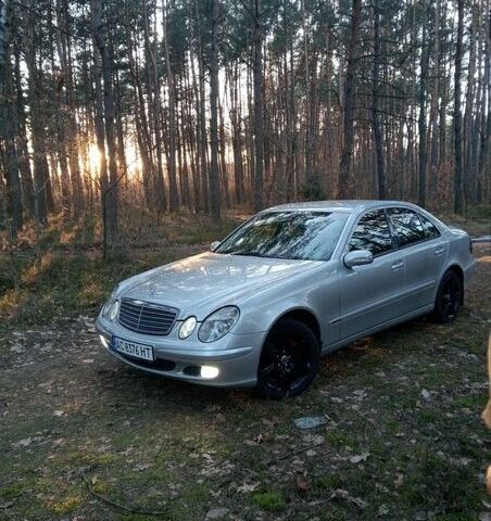 Серый Мерседес Е-Класс, объемом двигателя 2.2 л и пробегом 402 тыс. км за 6000 $, фото 1 на Automoto.ua