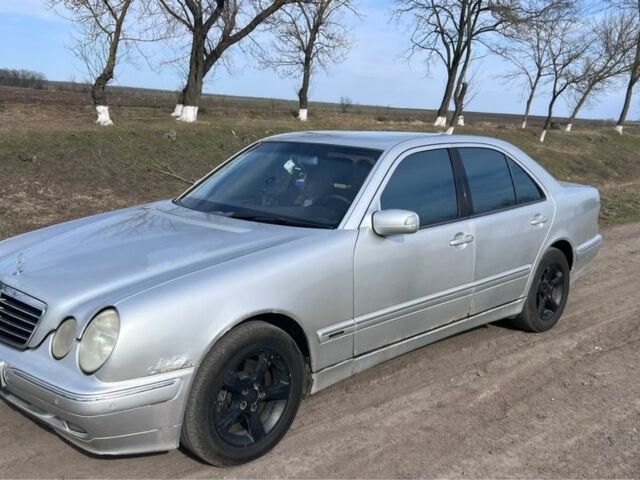 Серый Мерседес Е-Класс, объемом двигателя 2.8 л и пробегом 363 тыс. км за 3600 $, фото 1 на Automoto.ua