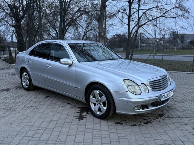 Серый Мерседес Е-Класс, объемом двигателя 2.1 л и пробегом 300 тыс. км за 3600 $, фото 1 на Automoto.ua