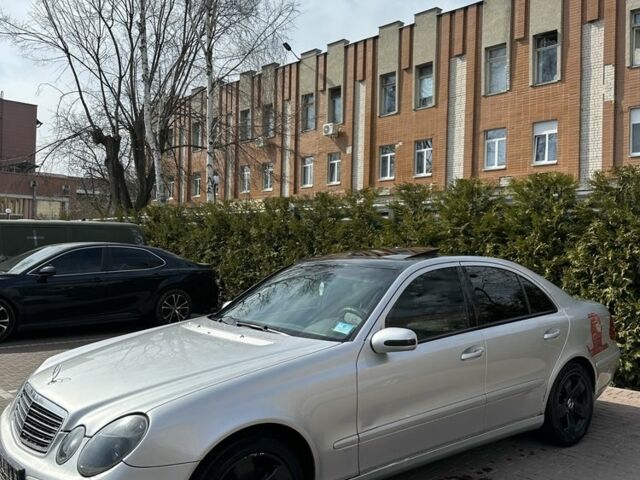 Сірий Мерседес Е-Клас, об'ємом двигуна 2 л та пробігом 300 тис. км за 3999 $, фото 1 на Automoto.ua