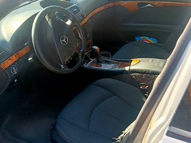 Сірий Мерседес Е-Клас, об'ємом двигуна 2.1 л та пробігом 300 тис. км за 6500 $, фото 1 на Automoto.ua