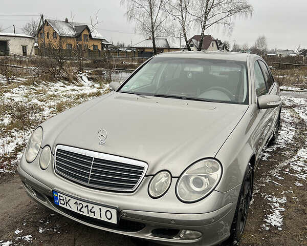 Серый Мерседес Е-Класс, объемом двигателя 2.2 л и пробегом 242 тыс. км за 5300 $, фото 1 на Automoto.ua