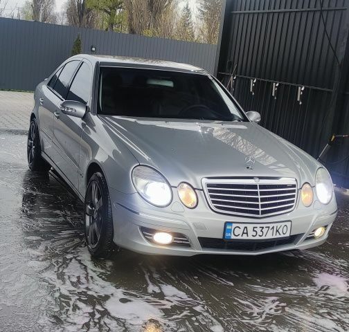 Сірий Мерседес Е-Клас, об'ємом двигуна 2.1 л та пробігом 380 тис. км за 68000 $, фото 1 на Automoto.ua