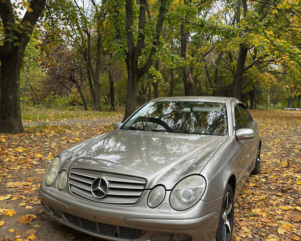 Мерседес Е-Клас 2004 у Одесі на Automoto.ua Сірий Мерседес Е-Клас, об'ємом двигуна 3.2 л та пробігом 200 тис. км за 8000 $, фото 1 на Automoto.ua