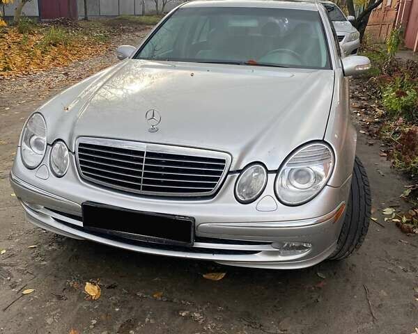 Сірий Мерседес Е-Клас, об'ємом двигуна 5 л та пробігом 350 тис. км за 8800 $, фото 1 на Automoto.ua