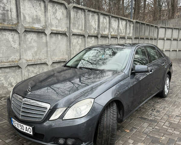 Серый Мерседес Е-Класс, объемом двигателя 2.2 л и пробегом 227 тыс. км за 10500 $, фото 1 на Automoto.ua