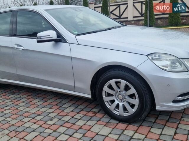 Серый Мерседес Е-Класс, объемом двигателя 2.1 л и пробегом 267 тыс. км за 13355 $, фото 1 на Automoto.ua