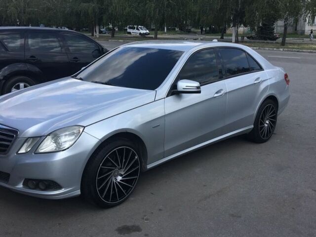 Серый Мерседес Е-Класс, объемом двигателя 2.1 л и пробегом 300 тыс. км за 11000 $, фото 1 на Automoto.ua