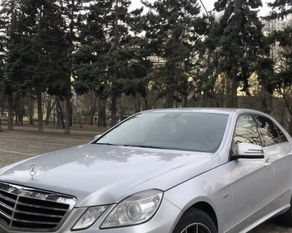 Серый Мерседес Е-Класс, объемом двигателя 2 л и пробегом 249 тыс. км за 10700 $, фото 1 на Automoto.ua