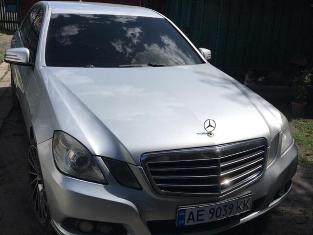 Серый Мерседес Е-Класс, объемом двигателя 2.1 л и пробегом 300 тыс. км за 11000 $, фото 1 на Automoto.ua