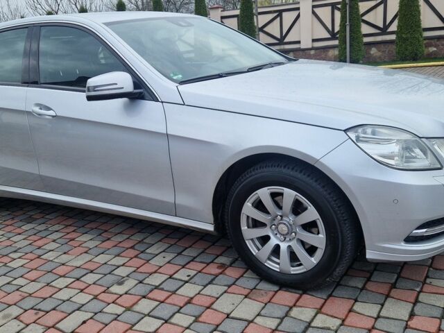 Серый Мерседес Е-Класс, объемом двигателя 2.2 л и пробегом 267 тыс. км за 13888 $, фото 1 на Automoto.ua