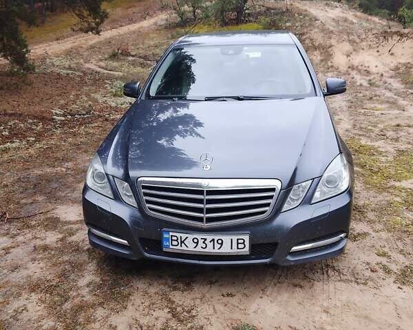 Серый Мерседес Е-Класс, объемом двигателя 2.2 л и пробегом 320 тыс. км за 12700 $, фото 1 на Automoto.ua