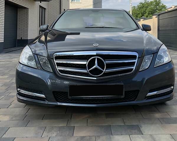 Серый Мерседес Е-Класс, объемом двигателя 2.2 л и пробегом 283 тыс. км за 14750 $, фото 1 на Automoto.ua