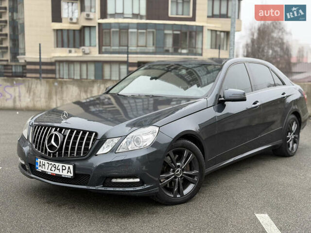 Серый Мерседес Е-Класс, объемом двигателя 2.2 л и пробегом 291 тыс. км за 11800 $, фото 1 на Automoto.ua