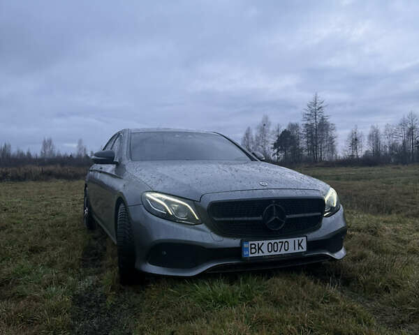 Сірий Мерседес Е-Клас, об'ємом двигуна 1.95 л та пробігом 130 тис. км за 27999 $, фото 1 на Automoto.ua