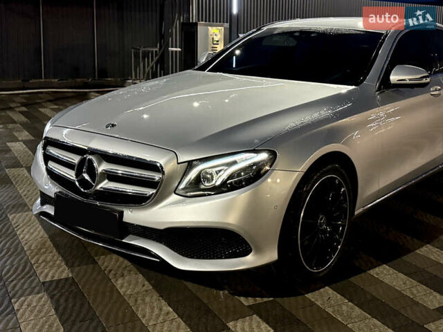 Сірий Мерседес Е-Клас, об'ємом двигуна 2 л та пробігом 330 тис. км за 23900 $, фото 1 на Automoto.ua