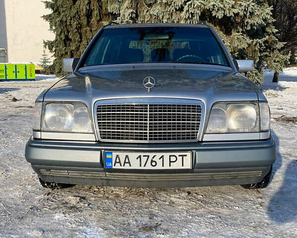 Серый Мерседес Е-Класс, объемом двигателя 2 л и пробегом 375 тыс. км за 3100 $, фото 1 на Automoto.ua