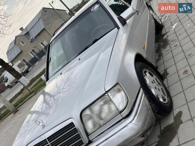 Серый Мерседес Е-Класс, объемом двигателя 2 л и пробегом 365 тыс. км за 1750 $, фото 1 на Automoto.ua