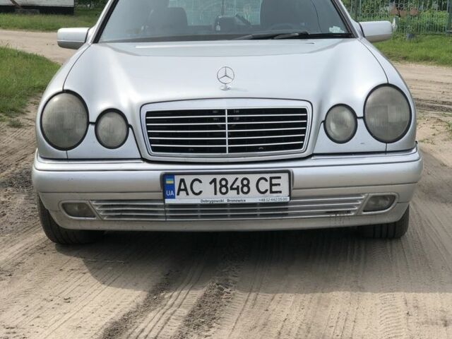 Серый Мерседес Е-Класс, объемом двигателя 2.5 л и пробегом 319 тыс. км за 4000 $, фото 1 на Automoto.ua