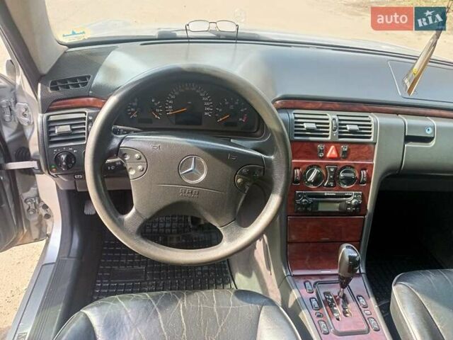 Серый Мерседес Е-Класс, объемом двигателя 2.2 л и пробегом 389 тыс. км за 4500 $, фото 1 на Automoto.ua