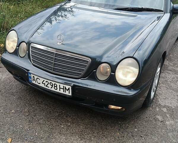 Серый Мерседес Е-Класс, объемом двигателя 2.2 л и пробегом 465 тыс. км за 5000 $, фото 1 на Automoto.ua