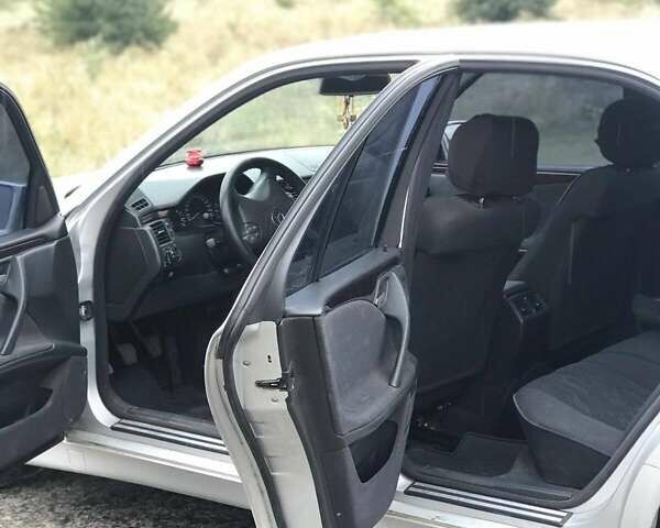Сірий Мерседес Е-Клас, об'ємом двигуна 2 л та пробігом 140 тис. км за 6300 $, фото 1 на Automoto.ua
