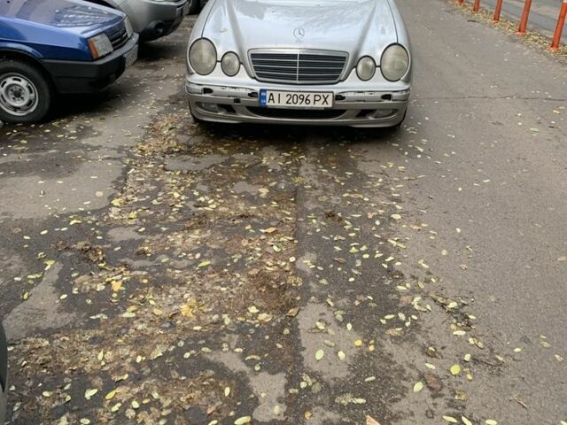 Мерседес Е-Клас 2002 у Києві на Automoto.ua Сірий Мерседес Е-Клас, об'ємом двигуна 3.2 л та пробігом 320 тис. км за 2150 $, фото 1 на Automoto.ua