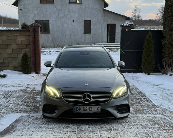 Серый Мерседес Е-Класс, объемом двигателя 1.95 л и пробегом 250 тыс. км за 23500 $, фото 1 на Automoto.ua