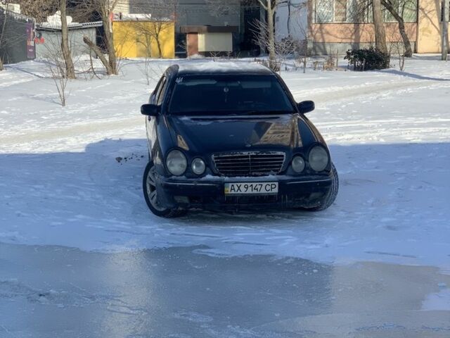 Синий Мерседес Е-Класс, объемом двигателя 3.2 л и пробегом 500 тыс. км за 4000 $, фото 1 на Automoto.ua