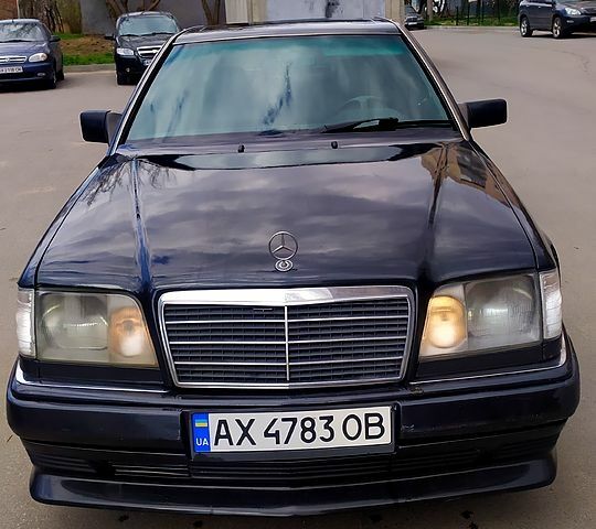 Синій Мерседес Е-Клас, об'ємом двигуна 2 л та пробігом 380 тис. км за 4000 $, фото 1 на Automoto.ua