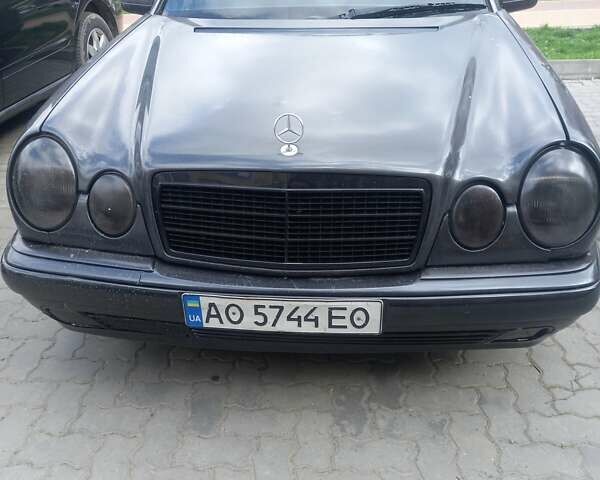 Синий Мерседес Е-Класс, объемом двигателя 2 л и пробегом 260 тыс. км за 2200 $, фото 1 на Automoto.ua
