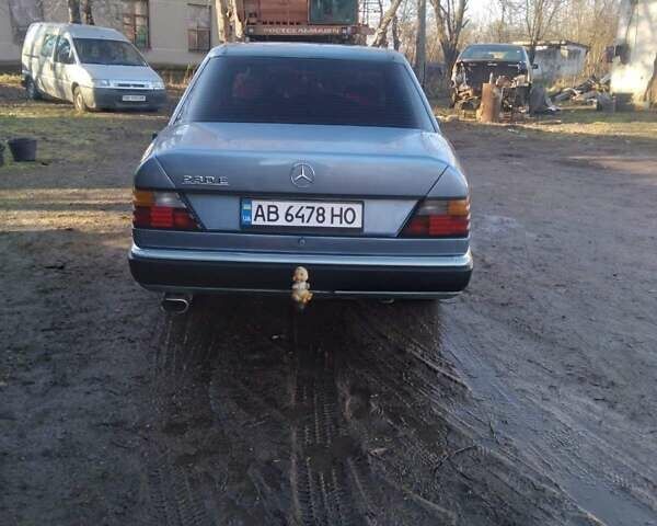 Синій Мерседес Е-Клас, об'ємом двигуна 2.3 л та пробігом 320 тис. км за 1600 $, фото 1 на Automoto.ua