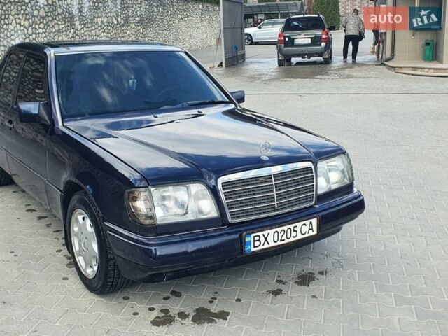 Синій Мерседес Е-Клас, об'ємом двигуна 2 л та пробігом 300 тис. км за 2100 $, фото 1 на Automoto.ua