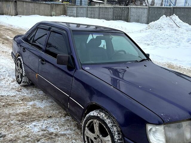 Синий Мерседес Е-Класс, объемом двигателя 2 л и пробегом 350 тыс. км за 1700 $, фото 1 на Automoto.ua