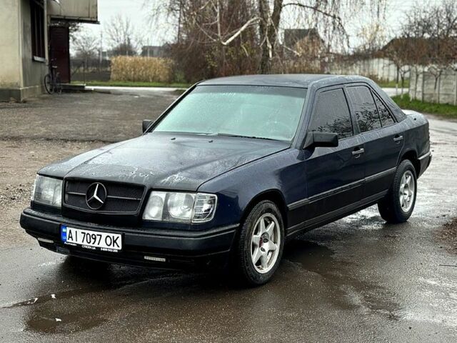 Синій Мерседес Е-Клас, об'ємом двигуна 2 л та пробігом 200 тис. км за 1490 $, фото 1 на Automoto.ua