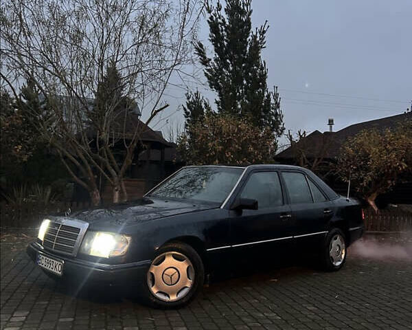 Синий Мерседес Е-Класс, объемом двигателя 2.3 л и пробегом 300 тыс. км за 2200 $, фото 1 на Automoto.ua