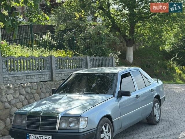 Синий Мерседес Е-Класс, объемом двигателя 2.3 л и пробегом 300 тыс. км за 1400 $, фото 1 на Automoto.ua