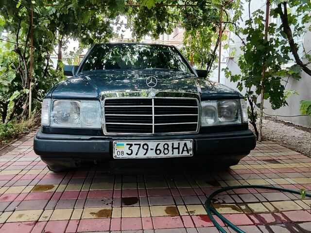 Синий Мерседес Е-Класс, объемом двигателя 2.3 л и пробегом 300 тыс. км за 1850 $, фото 1 на Automoto.ua