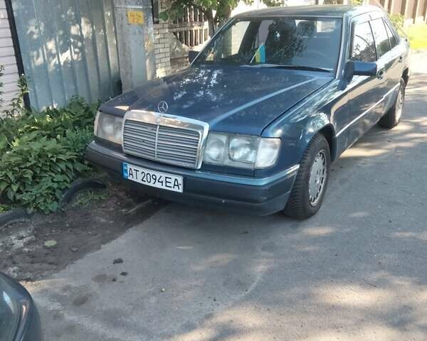 Синий Мерседес Е-Класс, объемом двигателя 2.6 л и пробегом 400 тыс. км за 2700 $, фото 1 на Automoto.ua