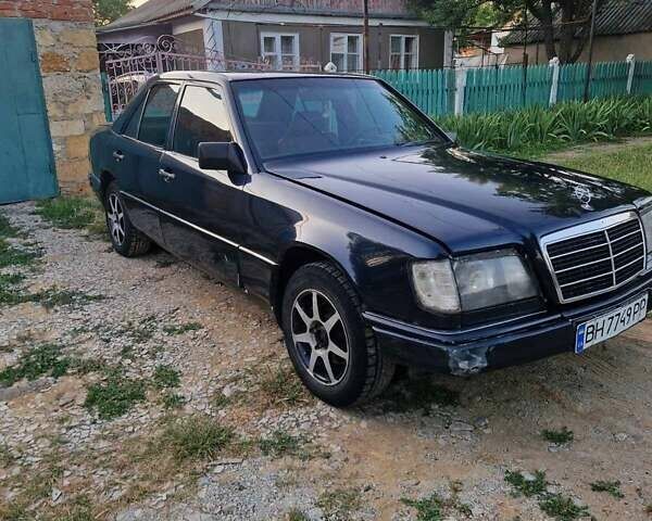 Мерседес Е-Класс 1991 в Болграде на Automoto.ua Синий Мерседес Е-Класс, объемом двигателя 2 л и пробегом 150 тыс. км за 1199 $, фото 1 на Automoto.ua