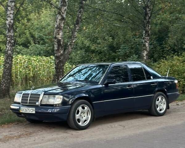 Синий Мерседес Е-Класс, объемом двигателя 2.6 л и пробегом 350 тыс. км за 3800 $, фото 1 на Automoto.ua