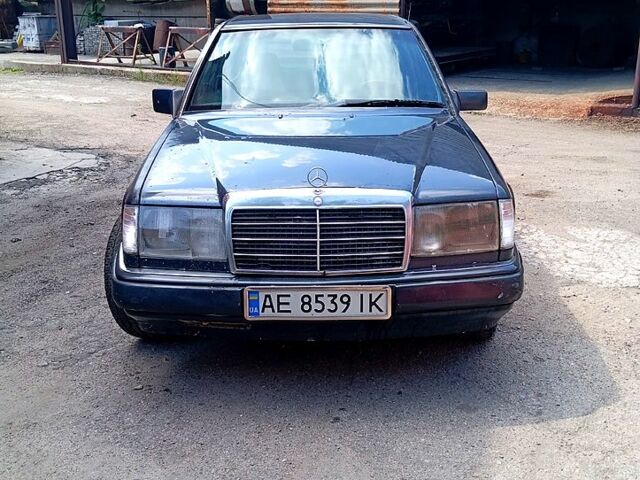 Синий Мерседес Е-Класс, объемом двигателя 2 л и пробегом 230 тыс. км за 1600 $, фото 1 на Automoto.ua