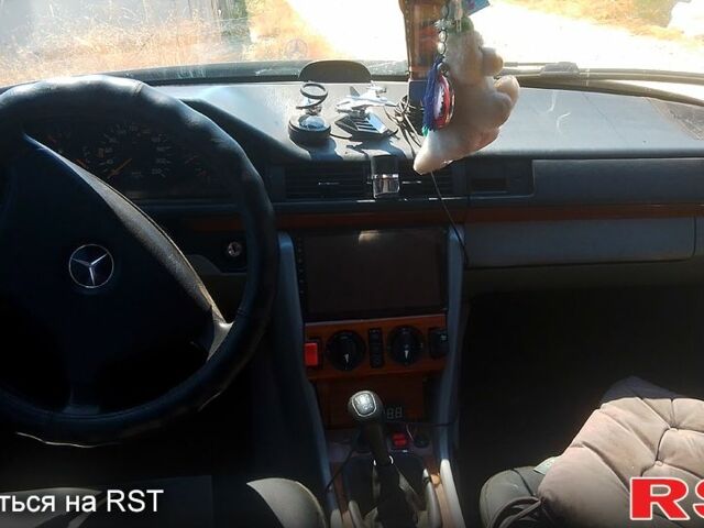 Синий Мерседес Е-Класс, объемом двигателя 2.5 л и пробегом 200 тыс. км за 2300 $, фото 1 на Automoto.ua