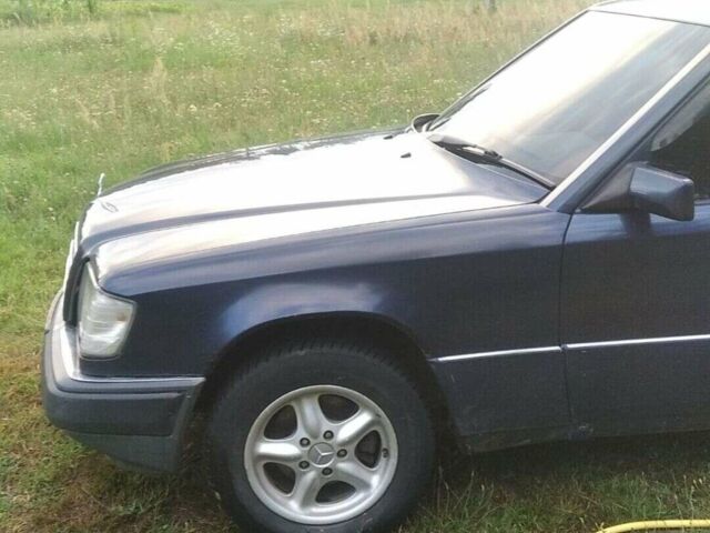 Синий Мерседес Е-Класс, объемом двигателя 2.5 л и пробегом 383 тыс. км за 1700 $, фото 1 на Automoto.ua