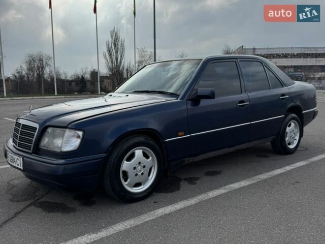 Синий Мерседес Е-Класс, объемом двигателя 2.5 л и пробегом 412 тыс. км за 3500 $, фото 1 на Automoto.ua